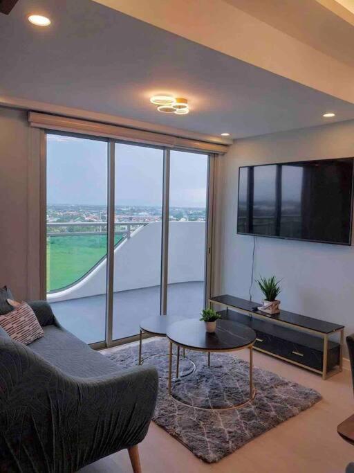 1Bedroom Unit At Azure North With Netflix Up To 6Pax 산페르난도 외부 사진